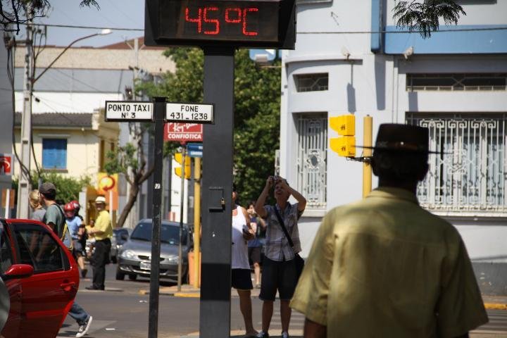 Term&ocirc;metro na pra&ccedil;a 15 de novembro em S&atilde;o Borja marcou 45&deg;C 