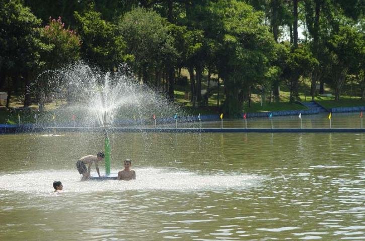 Crian&ccedil;as se refrescam em uma tarde mais quente dos &uacute;ltimos anos em Santa Rosa