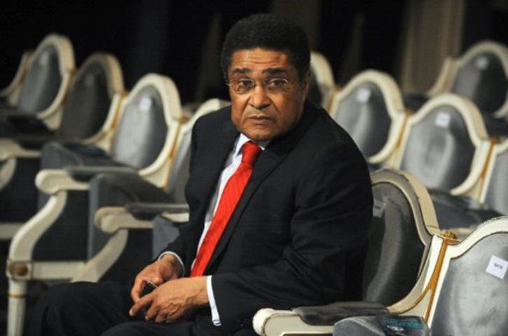 Ex-jogador de 69 anos estaria com princ&iacute;pio de pneumonia