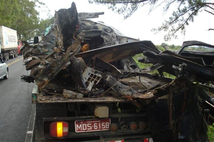 V&iacute;timas morreram carbonizadas dentro do ve&iacute;culo leve, que pegou fogo ap&oacute;s o impacto frontal