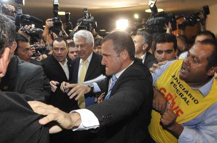 O relator-geral da proposta, deputado Arlindo Chinaglia, deixa o plen&aacute;rio sob protesto dos servidores 