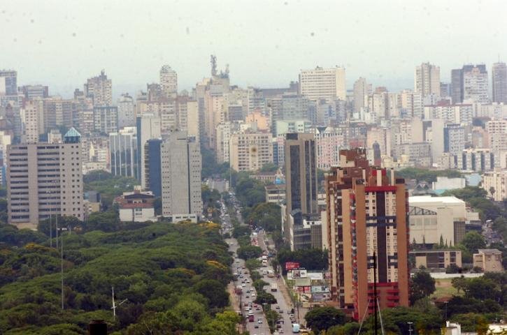 Chegada de chuva dever&aacute; amenizar o forte calor nesta sexta-feira