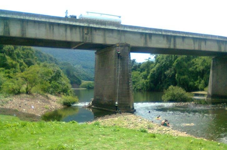 Bombeiros fazem demarca&ccedil;&atilde;o de n&iacute;vel na ponte do rio Ca&iacute;