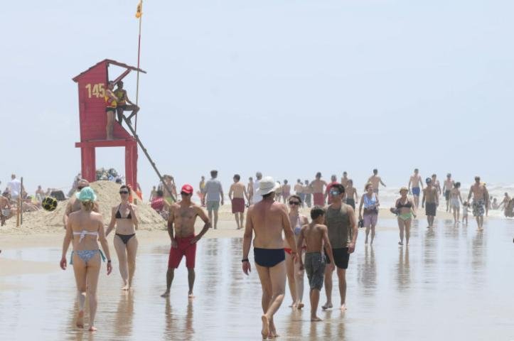 Veranistas aproveitam o tempo bom em Tramanda&iacute;