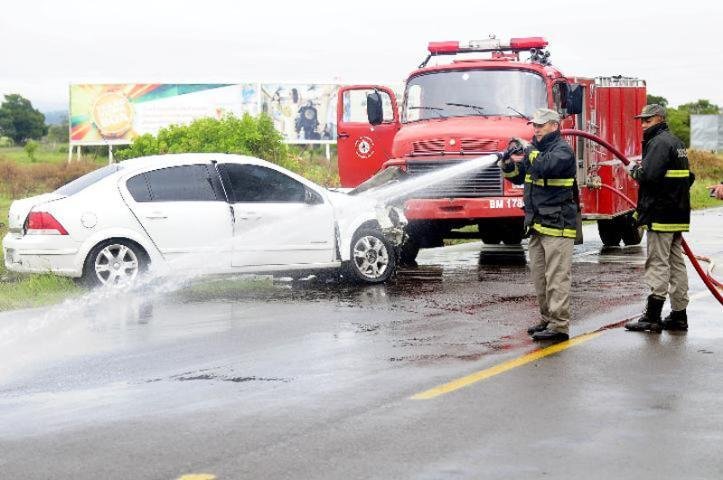 Colis&atilde;o entre tr&ecirc;s ve&iacute;culos causou duas mortes na manh&atilde; de domingo