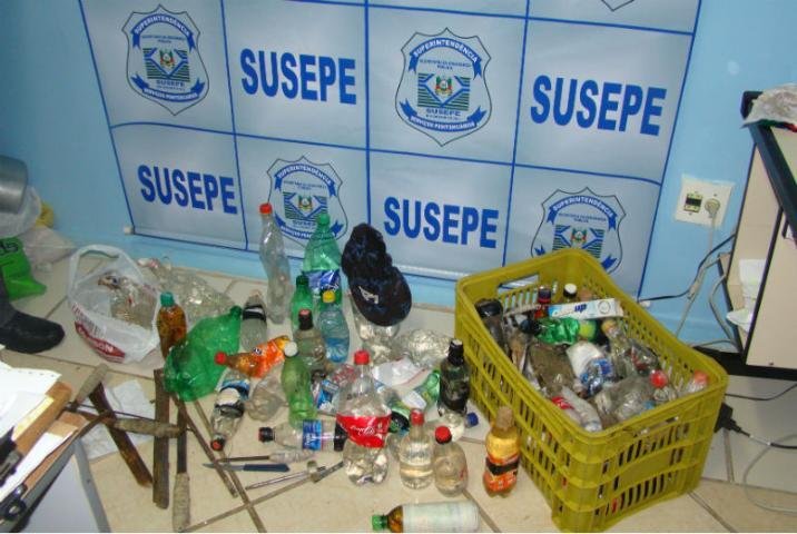 Cerca de 50 litros de cacha&ccedil;a foram apreendidos