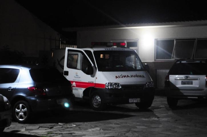 Por volta da 0h50 uma ambul&acirc;ncia com forte escolta policial saiu pelo port&atilde;o lateral do Hospital
