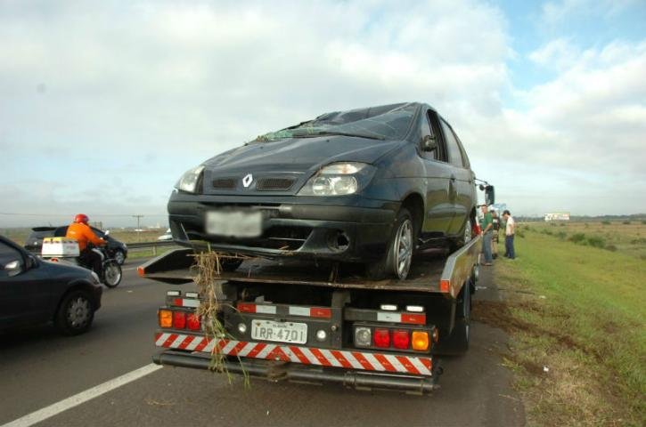 Renault Scenic se envolveu no acidente na manh&atilde; desta ter&ccedil;a-feira