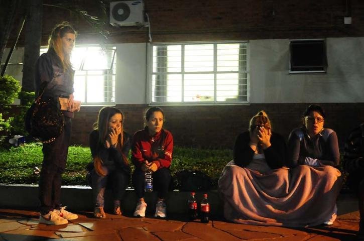 Grupo protestou em frente a hospital
