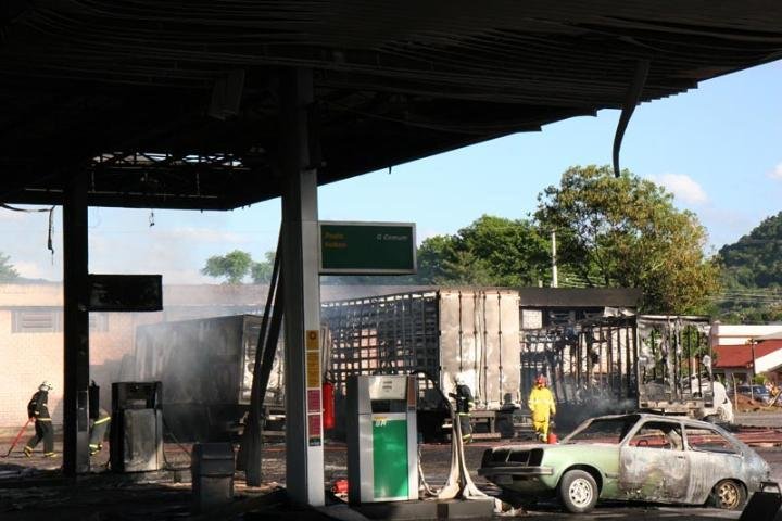 Inc&ecirc;ndio destruiu posto de gasolina em Roca Sales