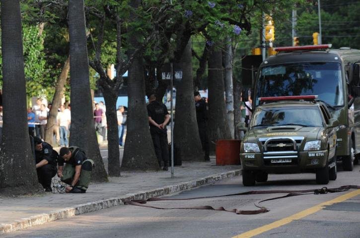 Amea&ccedil;a de bomba bloqueia a avenida Osvaldo Aranha