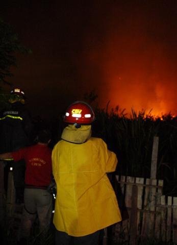 Inc&ecirc;ndio no Delta do Jacu&iacute; n&atilde;o oferece risco imediato para resid&ecirc;ncias