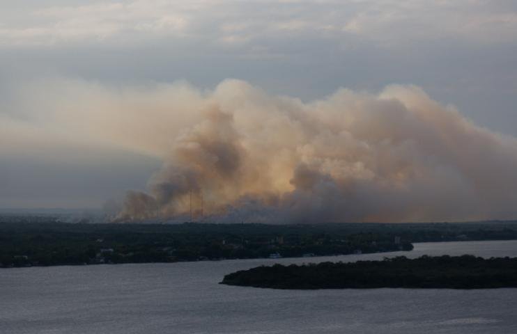 Fuma&ccedil;a provocada pelo inc&ecirc;ndio era vista de longe