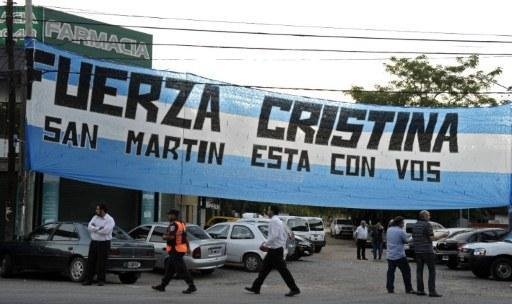 Seguidores de Cristina estenderam faixas de apoio a presidente da Argentina