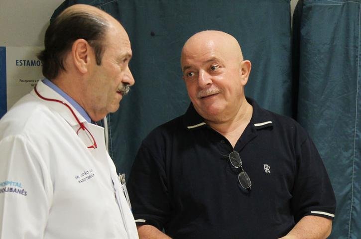 Lula deixa hospital ap&oacute;s primeira sess&atilde;o de radioterapia