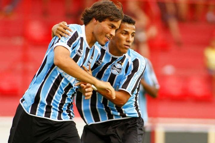 Destaque da partida, Calyson (D) comemora gol com Misael (E)