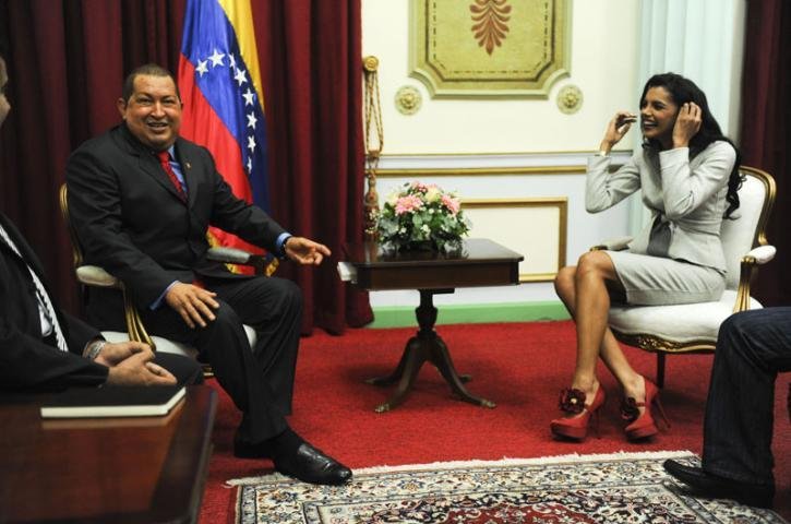 Ch&aacute;vez re&uacute;ne-se com Miss Mundo e alerta sobre pl&aacute;sticas