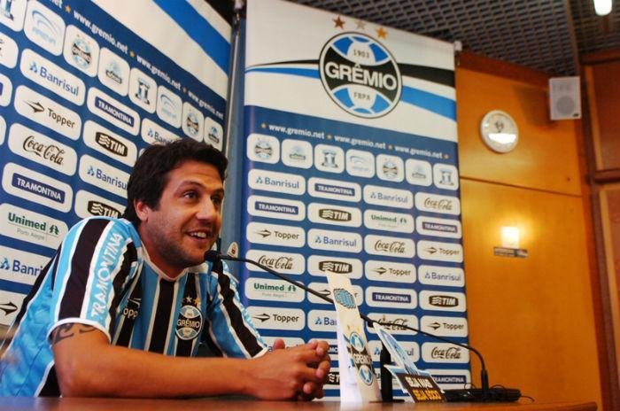 	Sorondo se apresentou no est&aacute;dio Ol&iacute;mpico e vestiu a camiseta do Gr&ecirc;mio