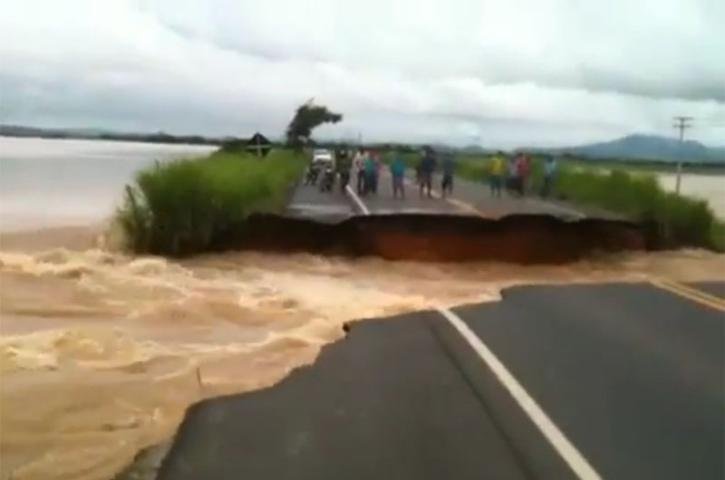 &Aacute;gua avan&ccedil;a com for&ccedil;a em trecho rompido de rodovia