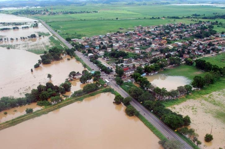 Dique que funcionava como barreira do Rio Muria&eacute; rompeu