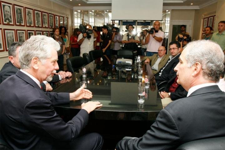 Prefeito revelou constru&ccedil;&atilde;o dos estacionamentos durante encontro com o presidente do Inter