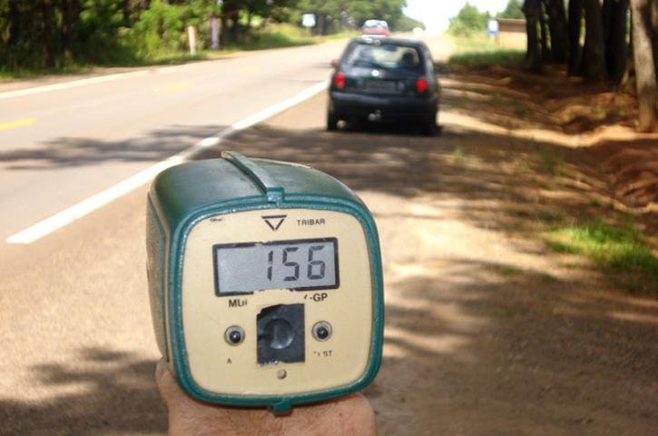 Jovem com CNH provis&oacute;ria flagrado a 156km/h na BR 285