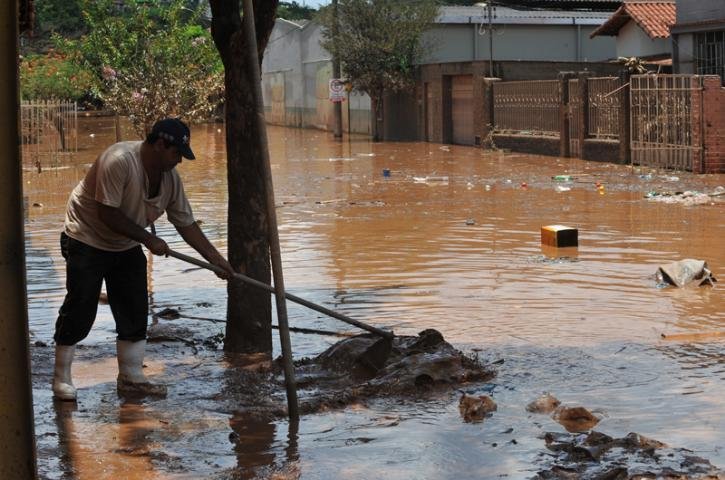 Casal morreu soterrado ap&oacute;s deslizamento em Governador Valadares