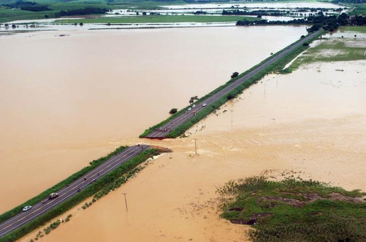 Rodovia n&atilde;o resistiu &agrave; for&ccedil;a da &aacute;gua do rio Muria&eacute;, que atingiu na sexta cerca de dois metros de altura 