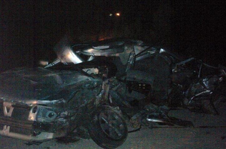 Santana ficou destru&iacute;do ap&oacute;s colis&atilde;o com caminh&atilde;o em Farroupilha