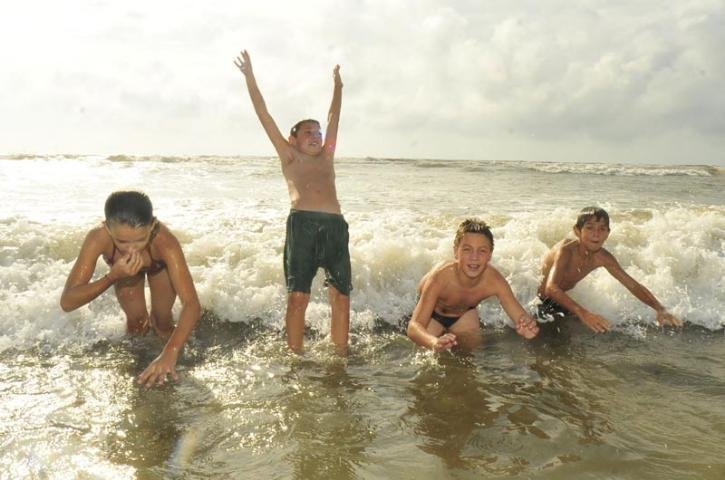 Crian&ccedil;as de Feliz aproveitaram a &aacute;gua morna da praia de Tramanda&iacute;