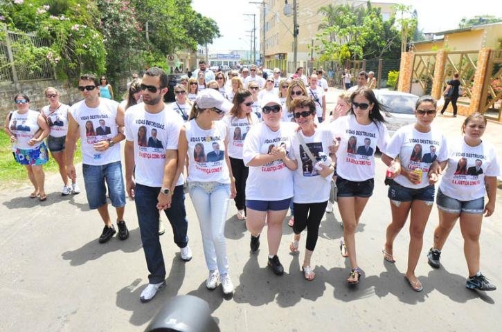 Familiares das v&iacute;timas de acidente protestam em Xangri-L&aacute;