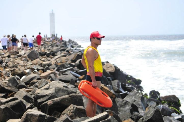 Bombeiros buscam menino neste domingo