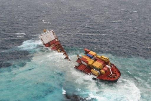 Navio cargueiro se parte em dois durante tempestade na Nova Zel&acirc;ndia
