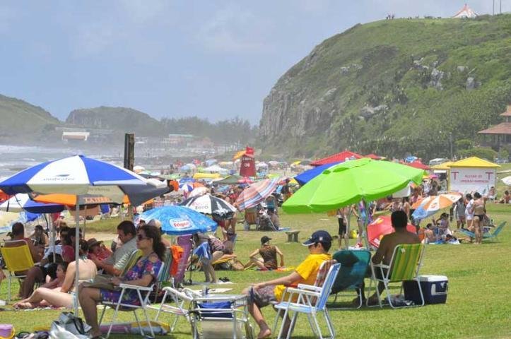 Veranistas encaram vento forte e mar revolto