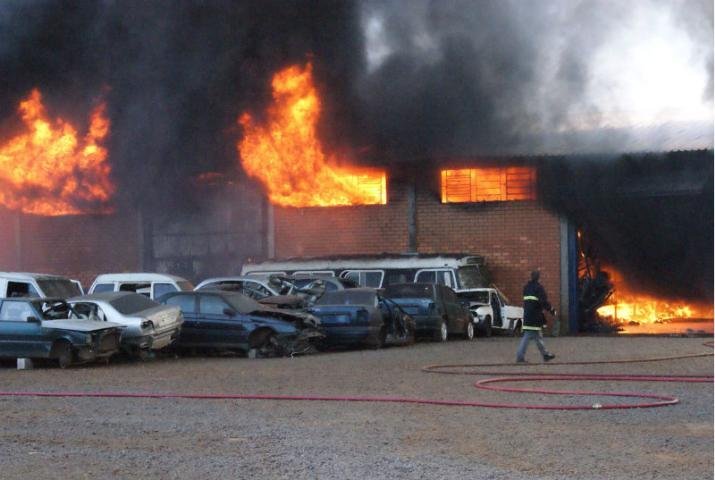 Inc&ecirc;ndio destruiu carros em um pavilh&atilde;o de auto-pe&ccedil;as