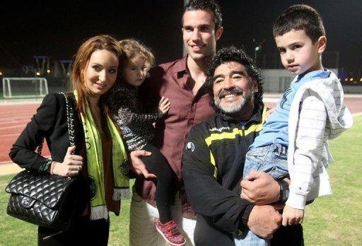 Maradona, com a fam&iacute;lia nos Emirados &Aacute;rabes, questiona escolhas profissionais de Leonardo