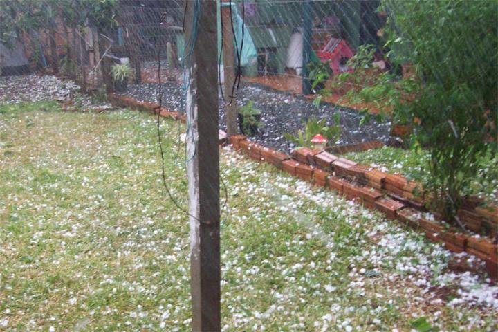 Chuva localizada beneficia lavouras, mas granizo faz estragos no Noroeste