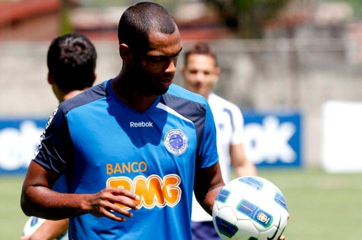 Gr&ecirc;mio anuncia zagueiro Naldo para substituir Sorondo