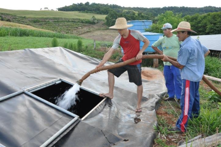 Caminh&atilde;o da Secretaria da Agricultura de Aratiba transporta diariamente 50 mil litros para consumo animal 