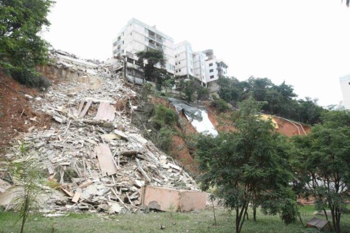 Pr&eacute;dio interditado desmorona em Belo Horizonte
