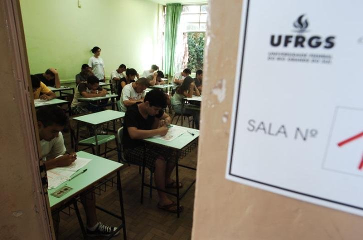 Estudantes realizam &uacute;ltimo dia de provas da UFRGS