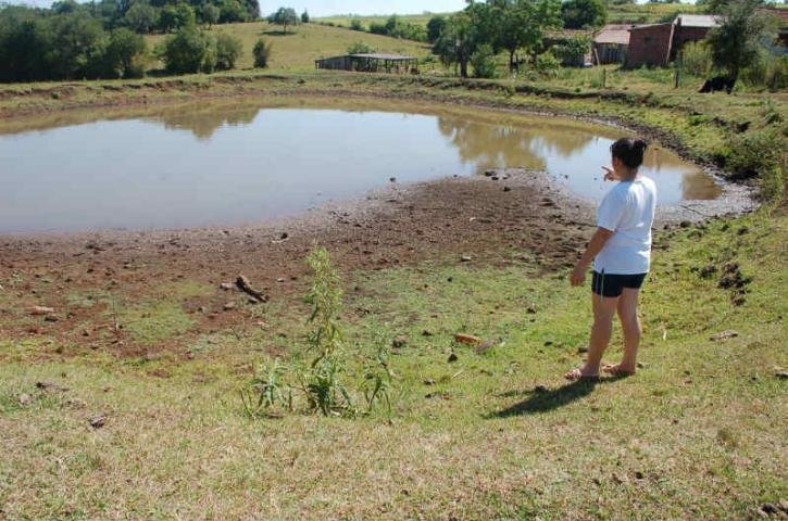 Agricultora mostra que a&ccedil;ude est&aacute; secando
