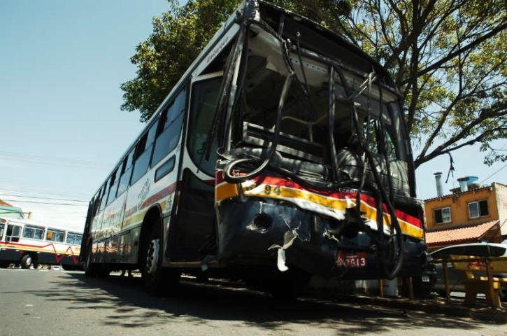 Acidente entre &ocirc;nibus e caminh&atilde;o deixa seis feridos em Porto Alegre