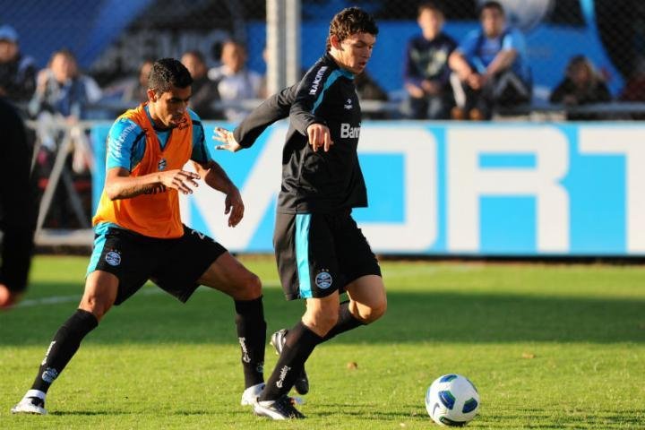 Junior Vi&ccedil;osa recha&ccedil;ou o t&iacute;tulo de homem Gre-Nal
