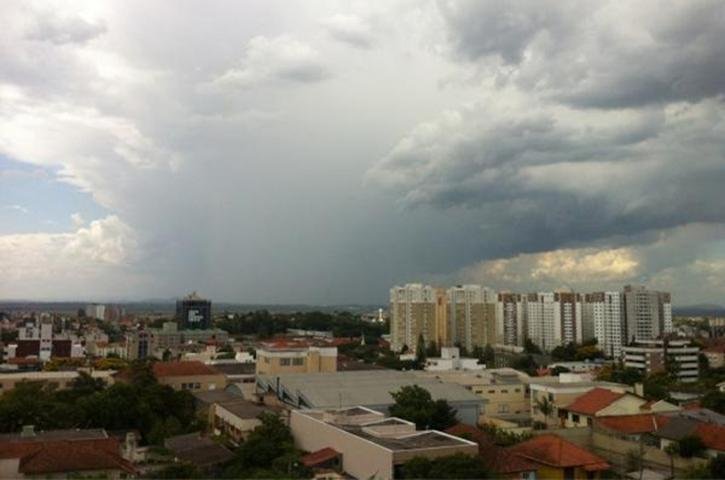 Pancadas localizadas de chuva marcaram a tarde de quarta-feira em v&aacute;rias regi&otilde;es ga&uacute;chas 