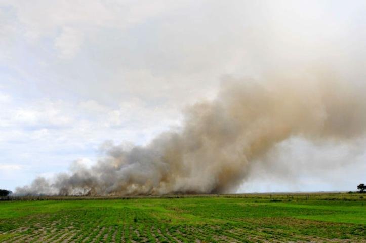 Coluna de fuma&ccedil;a se espalha pela regi&atilde;o