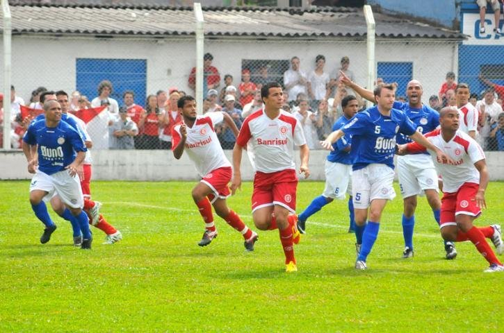 A equipe escalada como titular pelo t&eacute;cnico Dorival J&uacute;nior mostrou boa movimenta&ccedil;&atilde;o