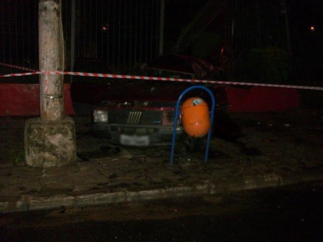 Fiat Elba ficou com a parte da frente destru&iacute;da