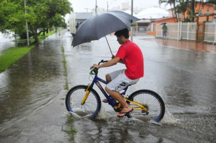 Moradores tiveram que circular de guarda-chuva