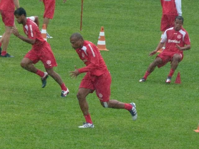 Jogadores do Inter trabalharam sob forte chuva em Gramado